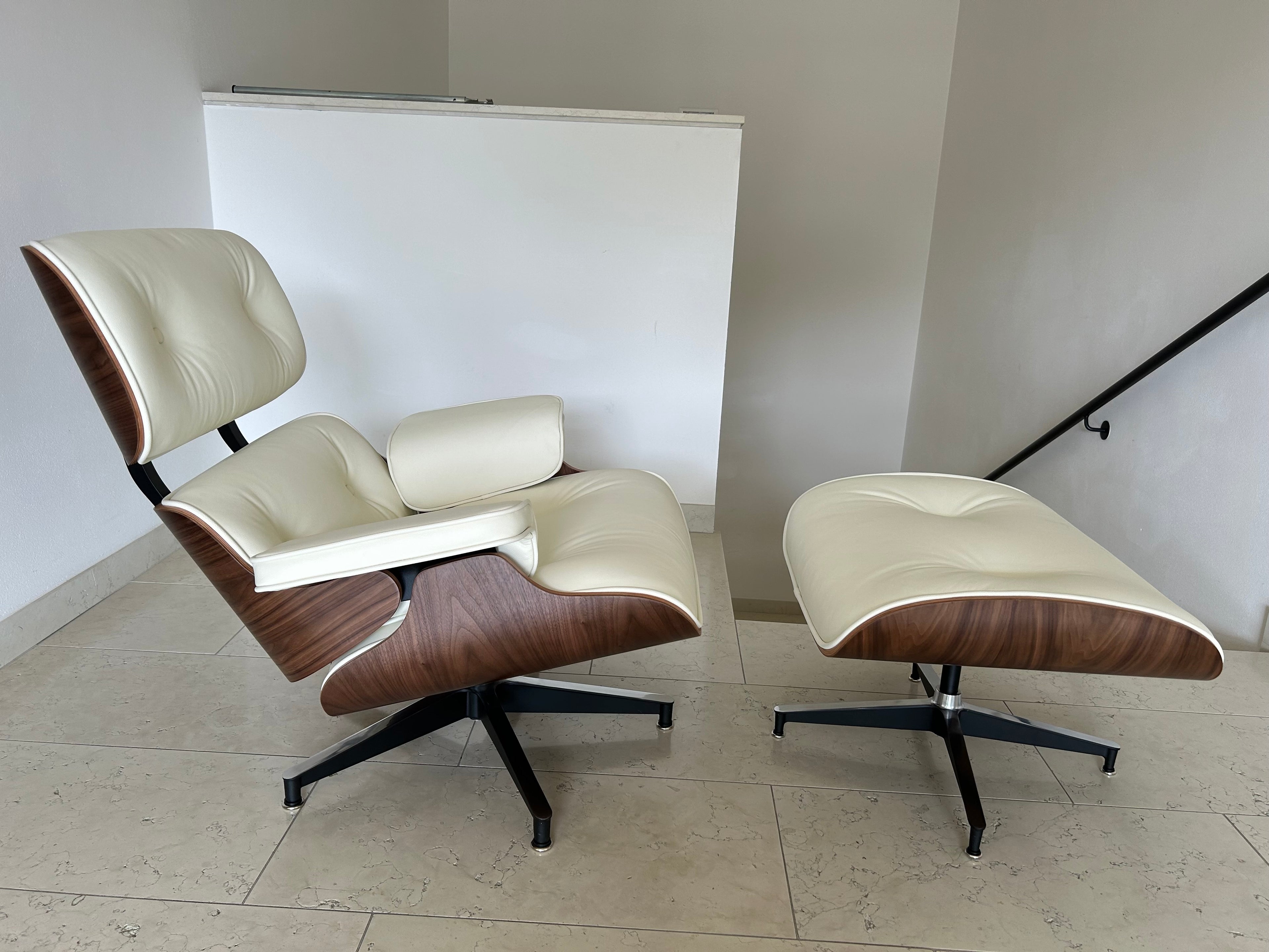 vitra lounge chair ottoman Charles & e Ray Eames