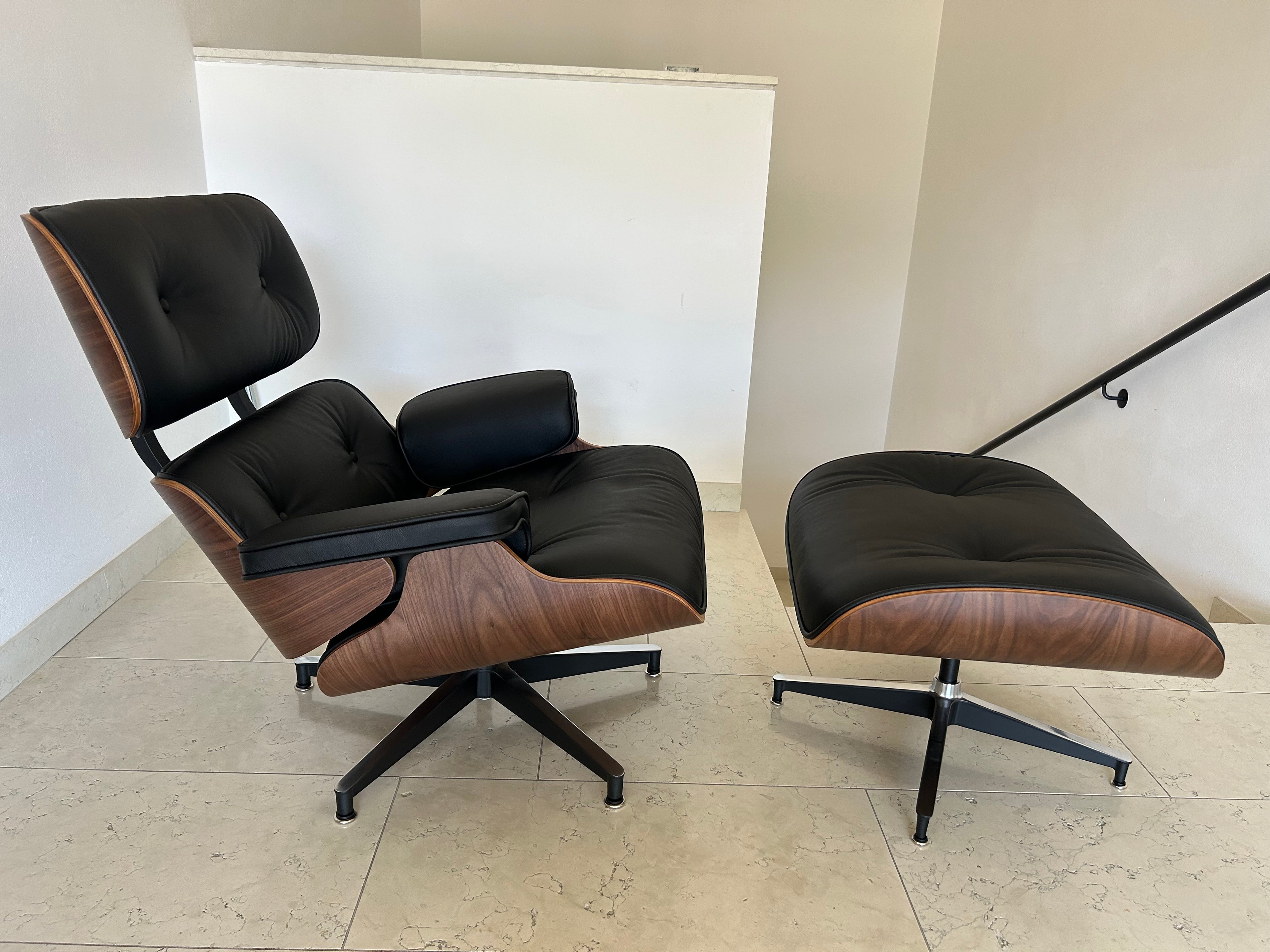 vitra lounge chair ottoman Charles & e Ray Eames
