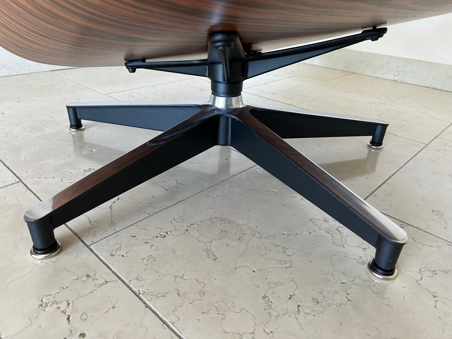 reinterpretazione vitra lounge chair & ottoman Charles & e Ray Eames