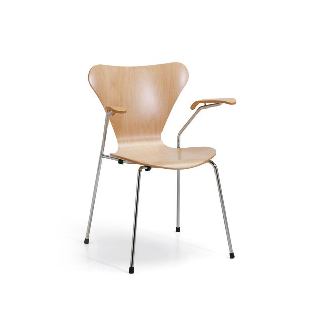 sedia ispirata alla sedia seven di arne jacobsen collezione fritz hansen series 7