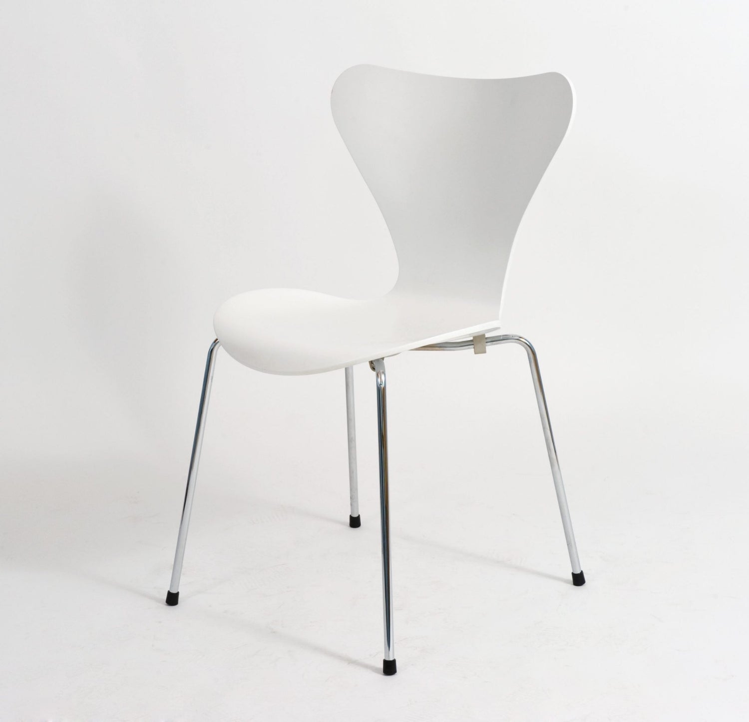 sedia ispirata alla sedia seven di arne jacobsen collezione fritz hansen